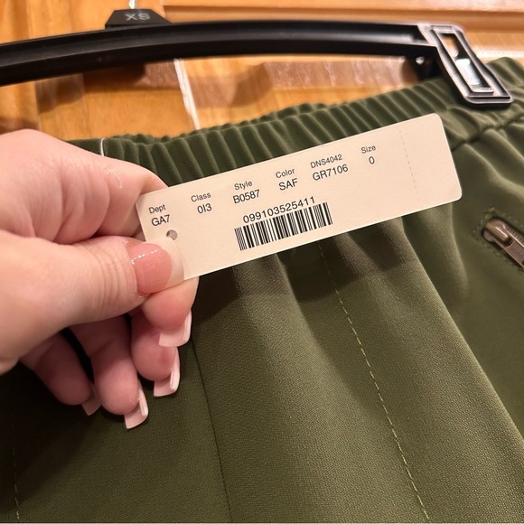 J. Crew Green Joggers with Elastic Cuffs and Comfortable Fit - Picture 7 of 7